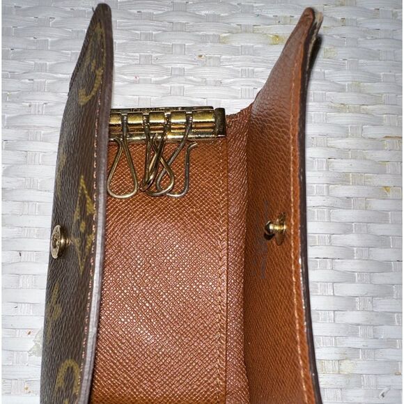 LOUIS VUITTON FOUR KEY HOLDER AUTHENTIC GUARANTEED STAMPED INSIDE - Picture 3 of 10